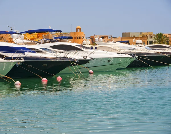 Bir limanda palamarla Özel motorlu tekneler — Stok fotoğraf