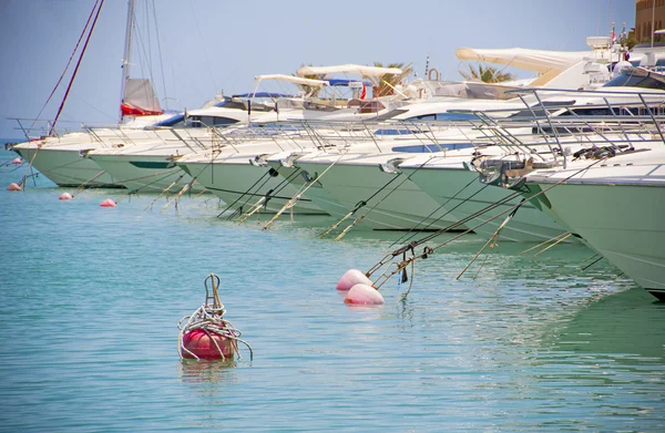 Private Motorboote in einem Yachthafen vertäut — Stockfoto