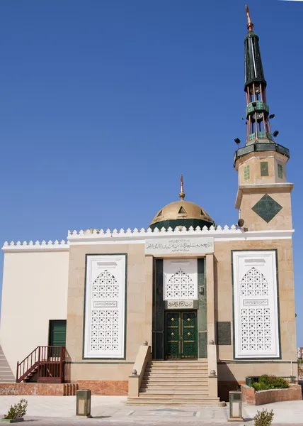 Mezquita contra un cielo azul — Foto de Stock