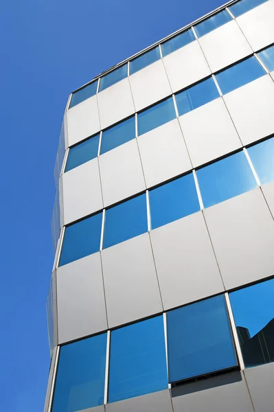 Hoek van een kantoorgebouw van glas — Stockfoto