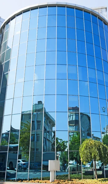 Grande edifício de vidro curvo — Fotografia de Stock