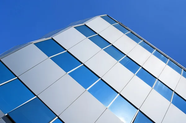 Hoek van een kantoorgebouw van glas — Stockfoto