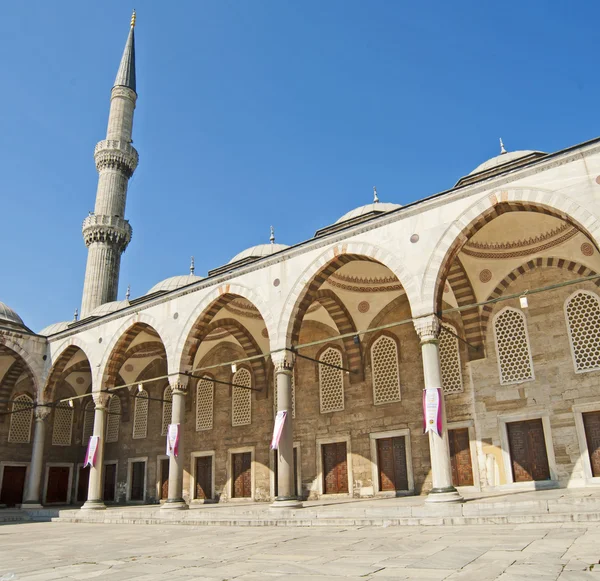 Εσωτερική αυλή του μπλε τζαμιού στην Κωνσταντινούπολη — Φωτογραφία Αρχείου