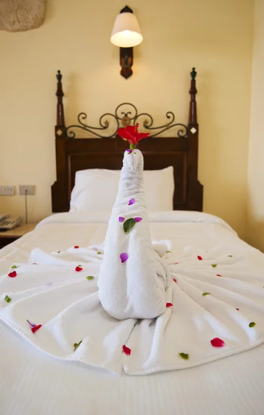 Dekoration på ett hotell bed — Stockfoto