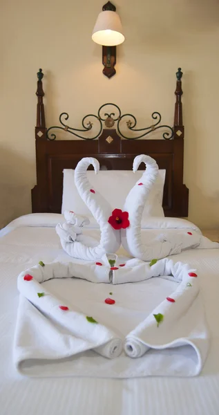 Decoratie op een hotelbed — Stockfoto