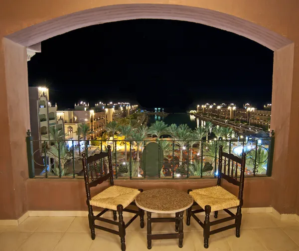 Gece deniz manzaralı otel odası balkon — Stok fotoğraf