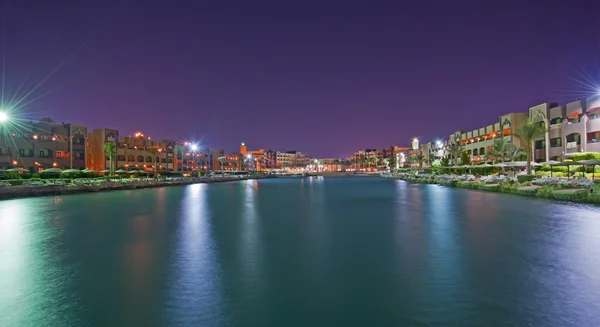 Widok na lagunę hotel w nocy — Zdjęcie stockowe