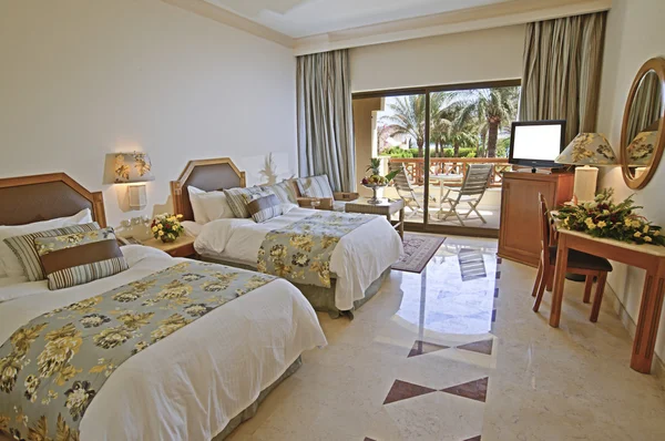 Спальня отеля класса люкс с видом на море — стоковое фото