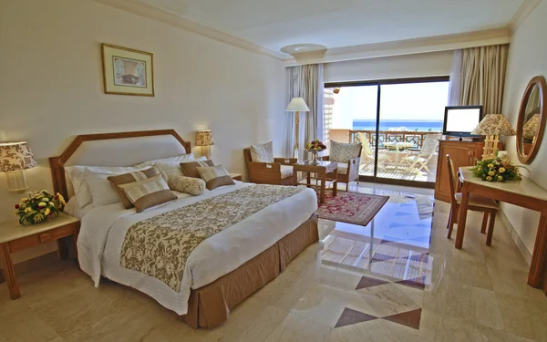 Luxe hotel slaapkamer met uitzicht op zee — Stockfoto