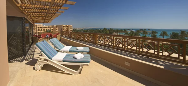 Балкон роскошного тропического отеля — стоковое фото