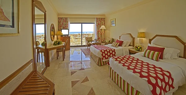 Deniz manzaralı lüks otel yatak odası — Stok fotoğraf