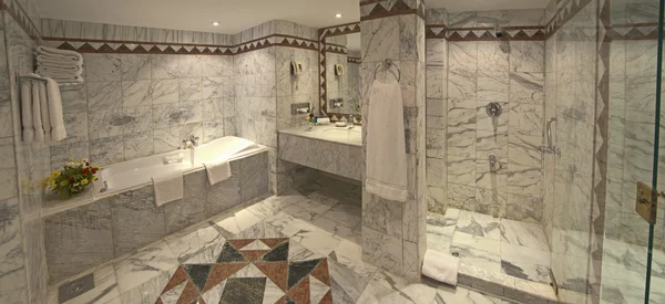 豪华酒店浴室的套房 — 图库照片