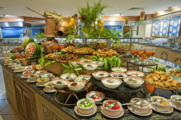 Салатний шведський стіл в розкішному готельному ресторані — стокове фото