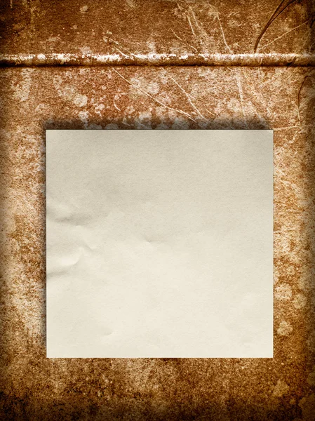 Papier froissé blanc sur vieux mur — Photo