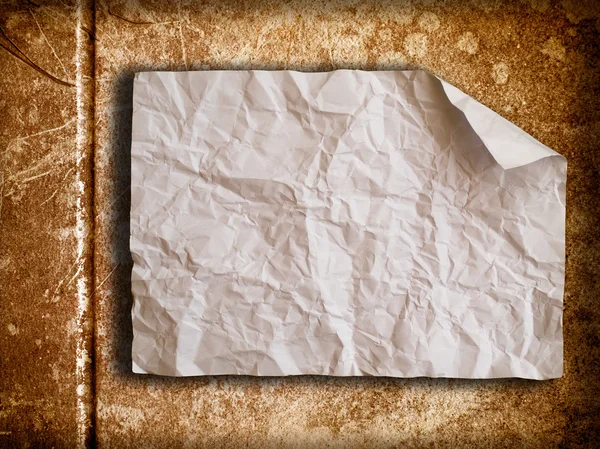 Τσαλακωμένο χαρτί σε παλιό τοίχο — Φωτογραφία Αρχείου