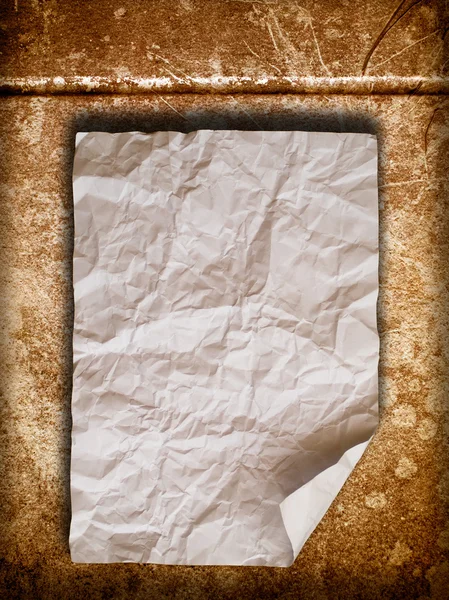 Zmięty papier na starych murów — Zdjęcie stockowe