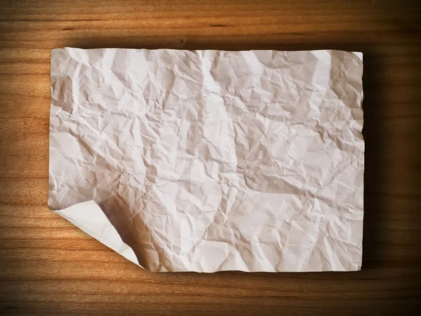 Skrynkligt papper på trä vägg — Stockfoto