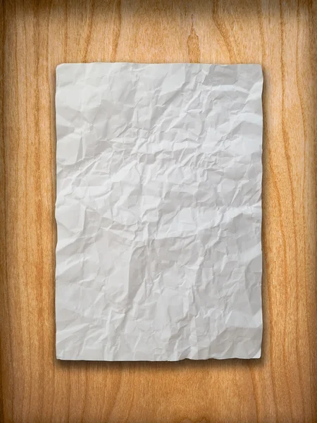 Zerknülltes Papier auf Holzwand — Stockfoto
