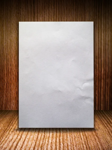 Τσαλακωμένο χαρτί στον ξύλινο τοίχο — Φωτογραφία Αρχείου