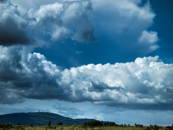 Nuvem escura e céu azul — Fotografia de Stock