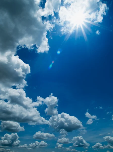 Nube blanca y cielo bullicioso — Foto de Stock