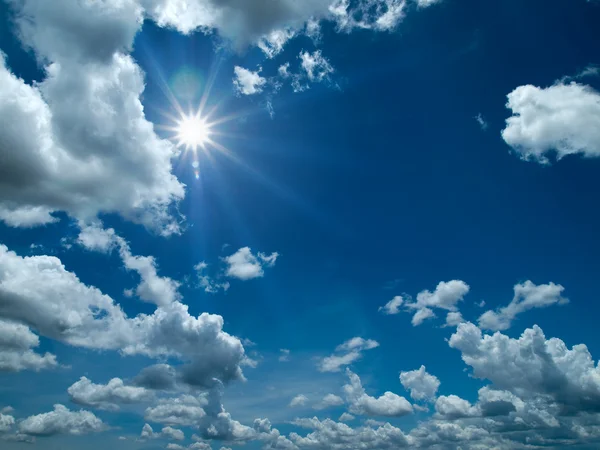 Nuvem branca e céu bule — Fotografia de Stock