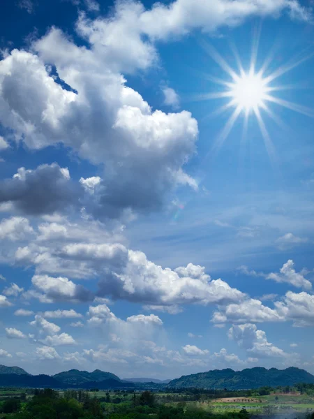 Vita moln och bule himmel — Stockfoto