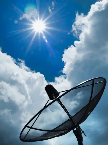 Satelliet blauwe lucht en zon Stockfoto