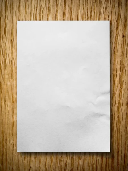 Белая бумага по красному дубу — стоковое фото