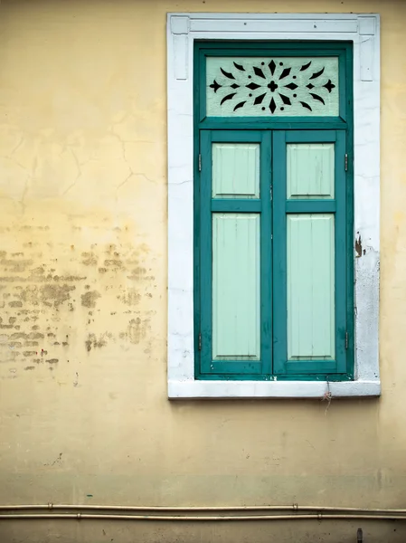 古い緑の窓 — ストック写真