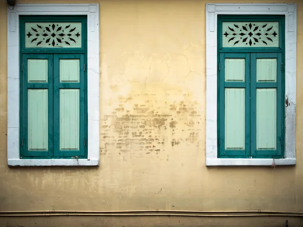 Velha janela verde fechada — Fotografia de Stock