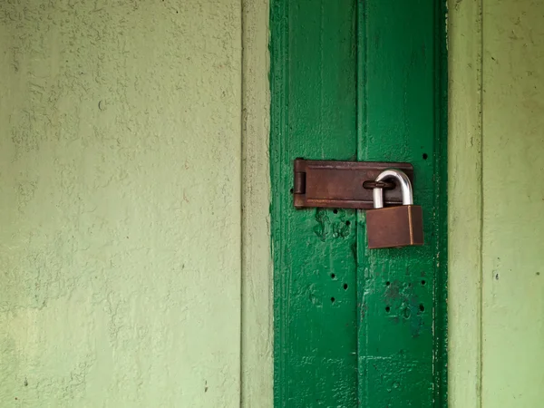 Oude groene deurslot — Stockfoto