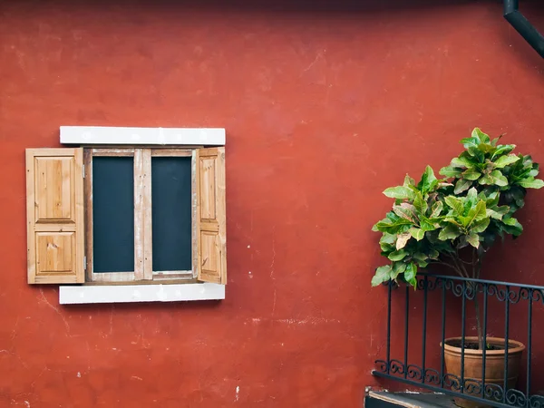 Vieja ventana abierta de madera — Foto de Stock