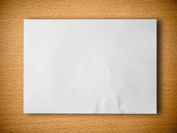 Weißes Papier auf Buchenholz — Stockfoto