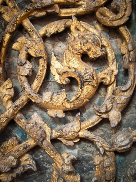 木製の扉に刻まれたドラゴン — ストック写真