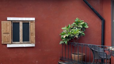 masa ve koltukları, balkon kapı dışarı