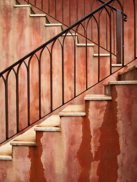 Красная лестница — стоковое фото