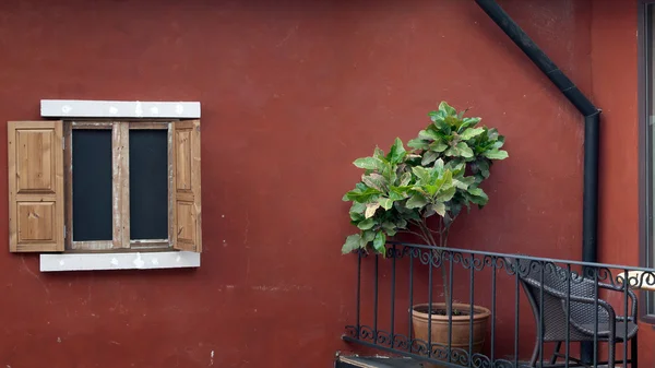 Tabel en leunstoel bij uit deur balkon — Stockfoto