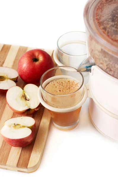Juicer making apple juice — Stock Photo, Image