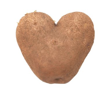 patates üzerine beyaz izole kalp şeklinde