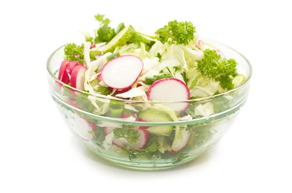 Овощной салат в стеклянной пластине на белом фоне — стоковое фото