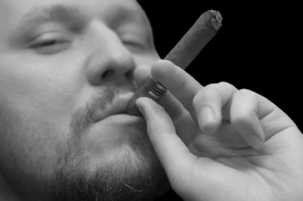 Bearded mah smokes cuban cigar — Stock Photo, Image