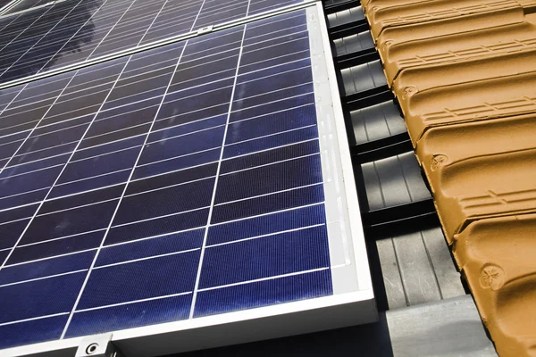 Sonnenkollektoren auf Dach — Stockfoto