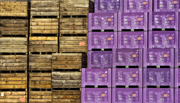 Brązowe i fioletowe skrzynie stacked — Zdjęcie stockowe
