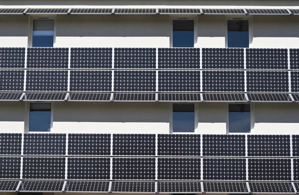 Byggnaden utrustad med solpaneler — Stockfoto