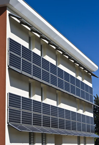 Building equipped with solar panels — Stock Photo, Image