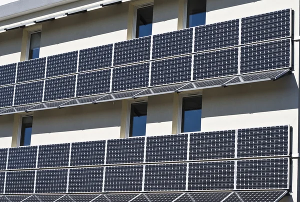 Edifício equipado com painéis solares — Fotografia de Stock
