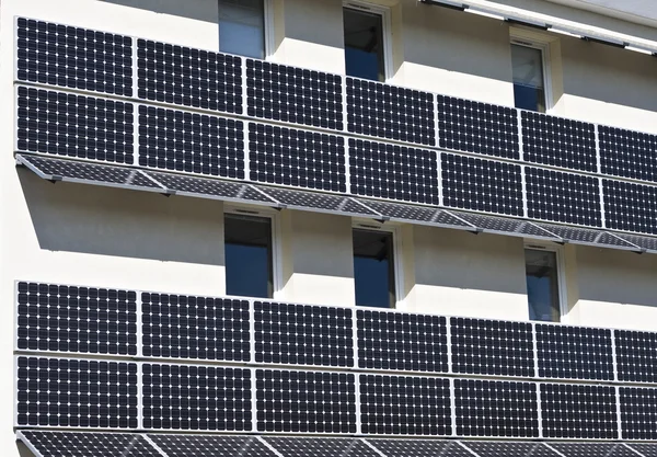 Byggnaden utrustad med solpaneler — Stockfoto