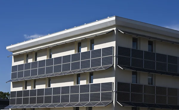 Bygning utstyrt med solcellepaneler – stockfoto