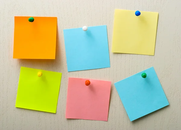 Post it notes and pins — Stock Photo, Image
